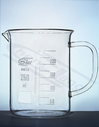 MĒRGLĀZE ZEMAS FORMAS AR ROKTURI BOROSILIKĀTA STIKLS